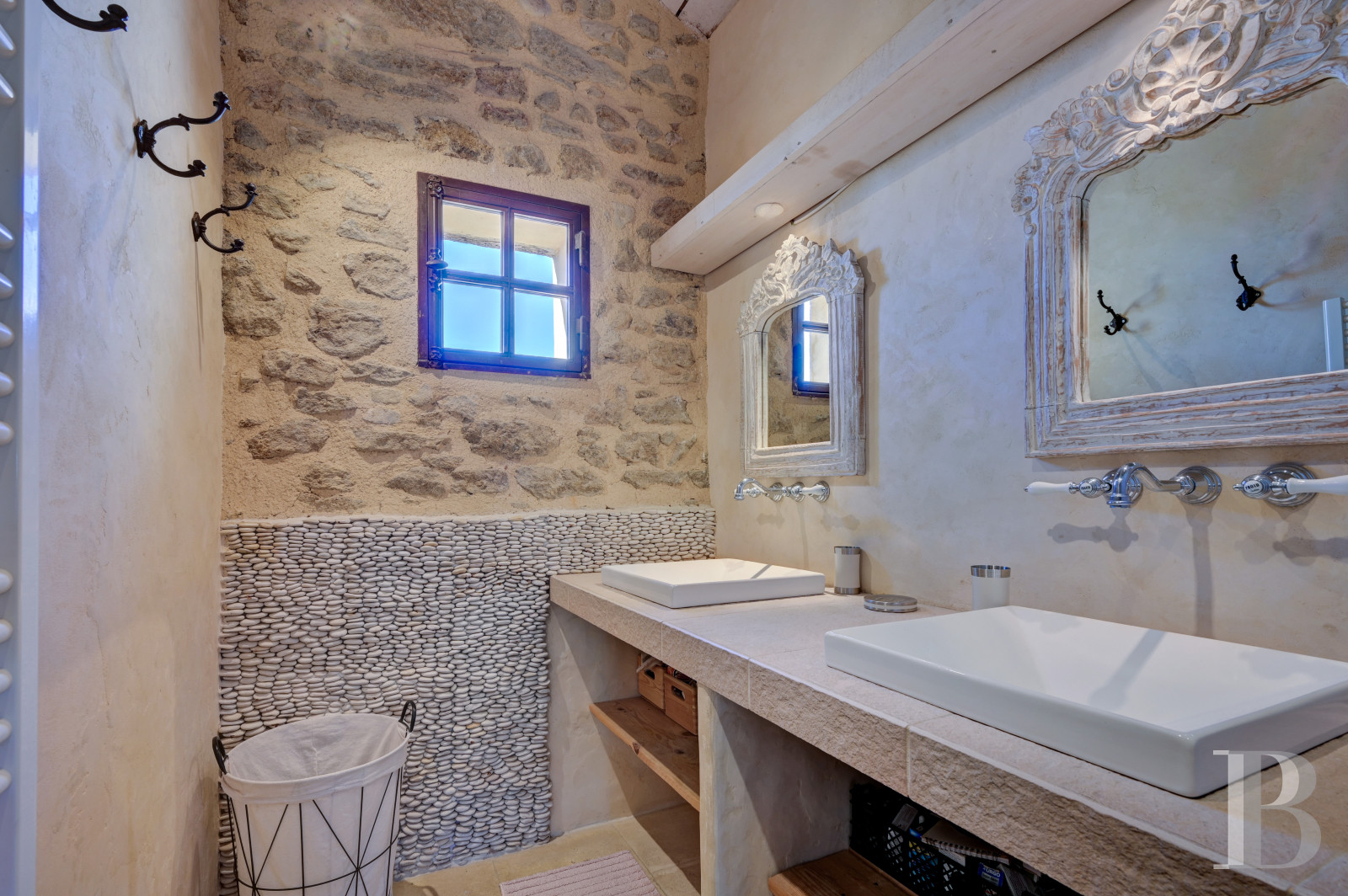 Dans le Vaucluse, aux environs de Beaumes-de-Venise,  une ancienne ferme du 18e siècle bordée de vignes - photo  n°33